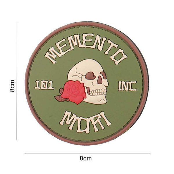 444130 7090 99 01 <p>Ontdek het unieke Embleem 3D PVC Memento Mori van 101 INC, een opvallende toevoeging aan uw militaire of outdoor uitrusting. Dit ronde embleem is vervaardigd van duurzaam PVC en voorzien van een praktische klittenband achterzijde, waardoor het eenvoudig te bevestigen is op kleding of gear. Met zijn krachtige symboliek en hoogwaardige afwerking is dit embleem niet alleen een stijlvol accessoire, maar ook een statement piece voor elke avontuurlijke geest.</p>