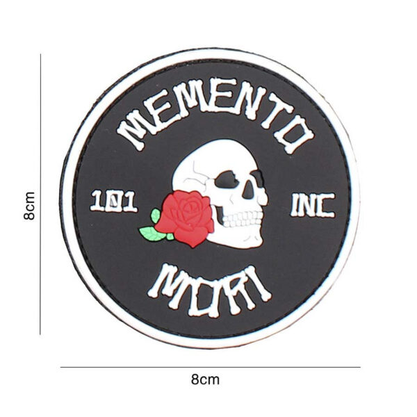 444130 7091 99 01 <p>Het 3D PVC Embleem Memento Mori van 101 INC is een stijlvol en robuust embleem dat perfect is voor elke militaire of outdoor uitrusting. Dit ronde embleem is uitgevoerd in een elegante zwarte kleur en beschikt over een handige klittenband aan de achterzijde, waardoor het eenvoudig te bevestigen is op kleding, tassen of andere uitrusting. Met zijn unieke design voegt dit embleem niet alleen karakter toe, maar ook een vleugje betekenis aan je gear.</p>