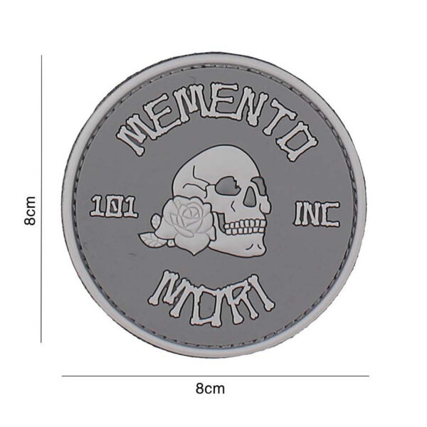 444130 7092 99 01 <p>Het Embleem 3D PVC Memento Mori van 101 INC is een opvallend rond embleem in een stijlvolle grijze kleur, perfect voor het personaliseren van je gear. Dit duurzame embleem is vervaardigd uit hoogwaardig PVC en beschikt over een praktische klittenband aan de achterzijde, waardoor je het eenvoudig kunt bevestigen op kleding of uitrusting. Voeg een unieke touch toe aan je outfit en maak een statement met dit Memento Mori embleem.</p>