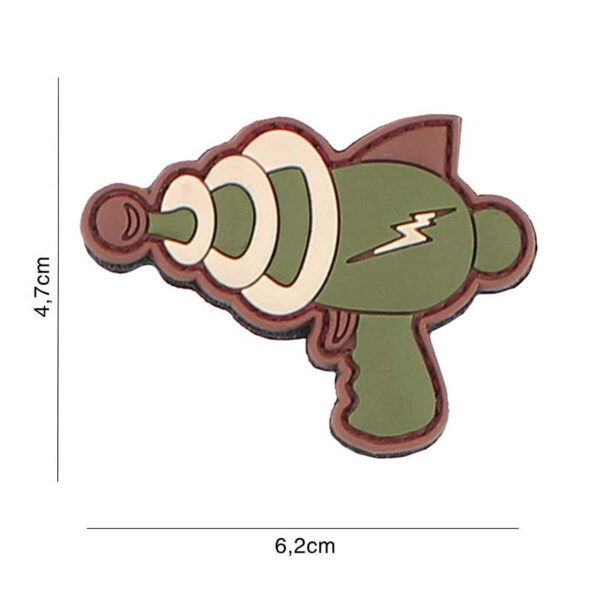 444130 7099 99 01 <p>Het Embleem 3D PVC Spacegun #3111 is een opvallend en uniek accessoire voor elke militaire of outdoor uitrusting. Dit hoogwaardige PVC-embleem is voorzien van klittenband aan de achterzijde, waardoor het eenvoudig te bevestigen is op kleding, tassen of andere uitrusting. Met zijn gedetailleerde ontwerp voegt het niet alleen stijl toe aan je gear, maar ook een vleugje avontuur. Dit embleem is een must-have voor liefhebbers van de ruimte en de buitenlucht.</p>