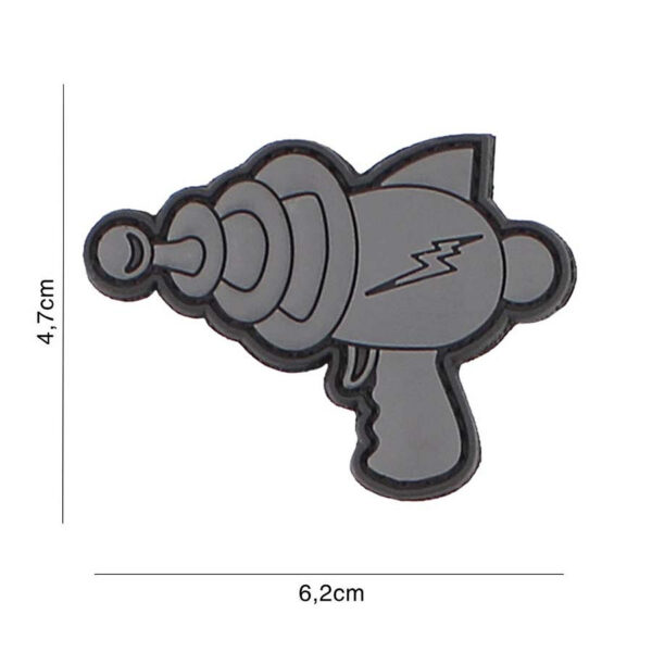 444130 7101 99 01 <p>Het Embleem 3D PVC Spacegun in grijs (#3113) is een stijlvol en veelzijdig accessoire voor elke militaire en outdoor uitrusting. Dit hoogwaardige embleem is vervaardigd uit duurzaam PVC en voorzien van een praktische klittenband aan de achterzijde, waardoor het eenvoudig aan kleding, tassen of uitrusting kan worden bevestigd. Voeg een unieke touch toe aan je gear met dit opvallende embleem, perfect voor zowel verzamelaars als actieve gebruikers.</p>