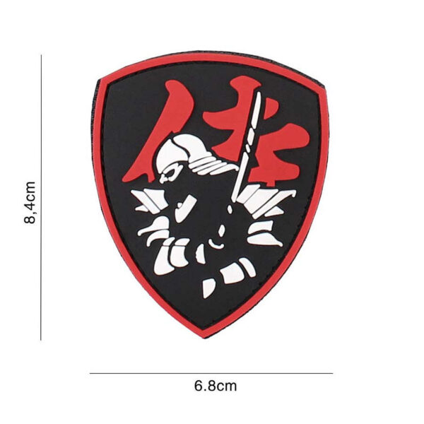 444130 7105 99 01 <p>Geef je uitrusting een unieke uitstraling met het 3D PVC Embleem Samurai Shield in het opvallende rood. Dit hoogwaardige embleem is voorzien van een stevige klittenband aan de achterzijde, waardoor je het eenvoudig kunt bevestigen aan kleding, tassen of uitrusting. Perfect voor zowel verzamelaars als outdoorliefhebbers die een persoonlijke touch aan hun gear willen toevoegen. Maak je avontuur compleet met dit iconische embleem!</p>