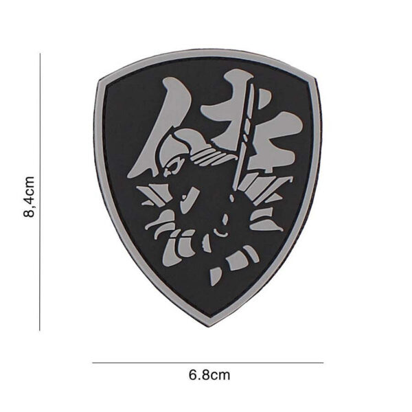 444130 7106 99 01 <p>Het 3D PVC Embleem Samurai Shield in grijs (#3118) is een uniek en stijlvol accessoire voor elke outdoor en militaire uitrusting. Dit hoogwaardige embleem is vervaardigd uit duurzaam PVC en voorzien van klittenband aan de achterzijde, waardoor het eenvoudig aan kleding of uitrusting te bevestigen is. Voeg een opvallend detail toe aan je gear met dit krachtige ontwerp dat zowel functioneel als esthetisch aantrekkelijk is.</p>