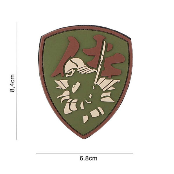444130 7107 99 01 <p>Het 3D PVC Embleem Samurai Shield #3119 is een uniek en opvallend accessoire voor elke militaire of outdoor liefhebber. Dit hoogwaardige embleem is voorzien van een stevige klittenband aan de achterzijde, waardoor het eenvoudig te bevestigen is op kleding, tassen of andere uitrusting. Met zijn gedetailleerde ontwerp voegt het een stoere uitstraling toe aan je gear. Perfect voor diegenen die hun stijl willen personaliseren en een statement willen maken.</p>