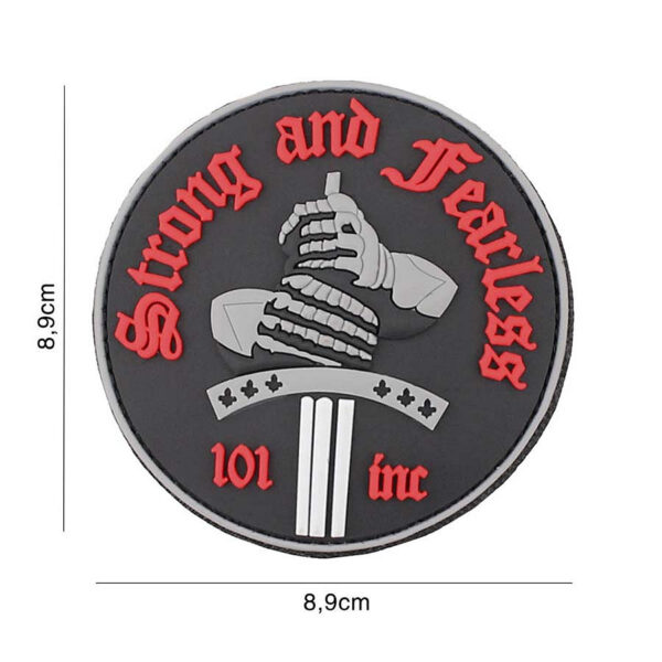 444130 7113 99 01 <p>Voeg een stoere en zelfverzekerde uitstraling toe aan je uitrusting met het Embleem 3D PVC Strong and Fearless in het opvallende rood (#3125). Dit hoogwaardige embleem is vervaardigd uit duurzaam PVC en beschikt over een praktische klittenbandsluiting aan de achterzijde, waardoor het eenvoudig aan kleding of uitrusting kan worden bevestigd. Perfect voor militaire en outdoor enthusiasts die een statement willen maken.</p>