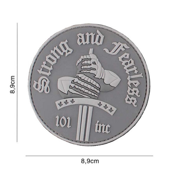 444130 7114 99 01 <p>Voeg een stoere uitstraling toe aan je uitrusting met het Embleem 3D PVC Strong and Fearless in grijs. Dit hoogwaardige embleem is vervaardigd uit duurzaam PVC en beschikt over een handige klittenband aan de achterzijde, waardoor het eenvoudig te bevestigen is op kleding of uitrusting. Perfect voor militaire en outdoor liefhebbers die hun identiteit willen benadrukken. Een must-have accessoire voor elke avonturier!</p>