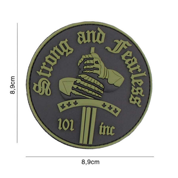 444130 7115 99 01 <p>Het 3D PVC Embleem 'Strong and Fearless' in de kleur groen #3127 is een uniek en stoer accessoire voor elke outdoor- of militaire uitrusting. Dit embleem is voorzien van een praktische klittenband achterzijde, waardoor het eenvoudig te bevestigen is op kleding, tassen of andere uitrusting. Met zijn opvallende ontwerp en duurzame materiaal is dit embleem niet alleen een stijlstatement, maar ook een symbool van kracht en moed.</p>