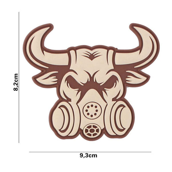 444130 7116 99 01 <p>Ontdek het Embleem 3D PVC Gasmask Bull in beige (#3128), een uniek en opvallend accessoire voor je militaire of outdoor uitrusting. Dit hoogwaardige PVC-embleem is voorzien van klittenband aan de achterzijde, waardoor je het eenvoudig kunt bevestigen op kleding of gear. Met zijn gedetailleerde ontwerp voegt dit embleem een stoere touch toe aan je outfit. Perfect voor zowel verzamelaars als actieve gebruikers die hun stijl willen personaliseren.</p>