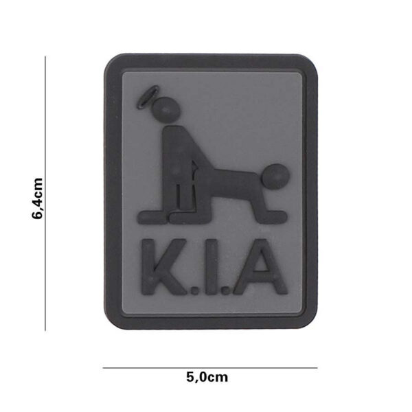 444130 7126 99 01 <p>Het 3D PVC embleem 'Killed in Action' in grijs/zwart (#3138) is een indrukwekkende toevoeging aan uw militaire of outdoor uitrusting. Dit hoogwaardige embleem is vervaardigd van duurzaam PVC en voorzien van een praktische klittenband achterkant, waardoor het eenvoudig op verschillende stoffen kan worden bevestigd. Dit embleem is perfect voor het personaliseren van uw gear en het tonen van solidariteit. Voeg een stoere uitstraling toe aan uw uitrusting met dit unieke embleem.</p>