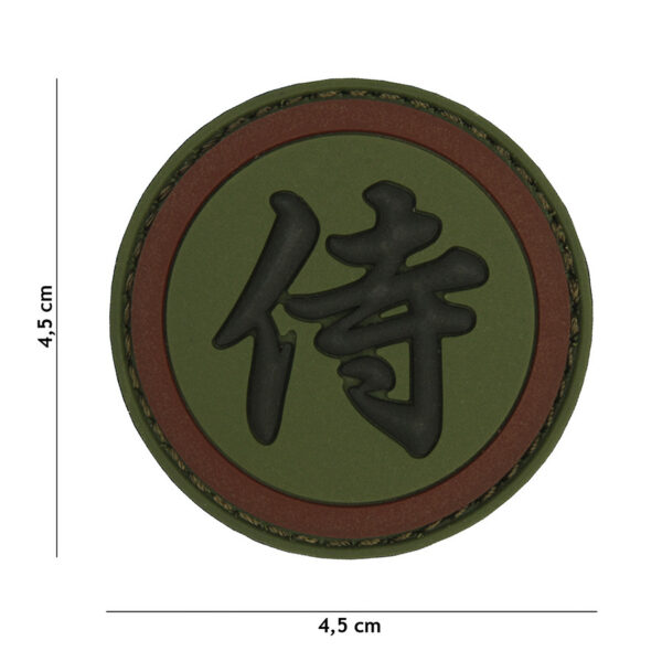 444130 7133 99 01 <p>Het Embleem 3D PVC Samurai in groen/bruin (#4105) is een robuust en stijlvol accessoire voor elke militaire of outdoor uitrusting. Dit hoogwaardige PVC-embleem is voorzien van een klittenband aan de achterzijde, waardoor het eenvoudig te bevestigen is op kleding of gear. Met zijn unieke ontwerp voegt het niet alleen karakter toe aan uw uitrusting, maar biedt het ook een praktische manier om uw stijl te personaliseren. Perfect voor wie houdt van avontuur en een opvallende uitstraling.</p>