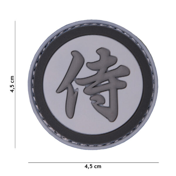 444130 7135 99 01 <p>Het 3D PVC Embleem Samurai in licht grijs (#4107) is een stijlvolle en opvallende toevoeging aan uw uitrusting. Dit hoogwaardige embleem is vervaardigd van duurzaam PVC en voorzien van klittenband aan de achterzijde, waardoor het eenvoudig te bevestigen is op kleding, tassen of andere uitrusting. Geef uw militaire of outdoor gear een unieke uitstraling met dit veelzijdige embleem, dat perfect is voor zowel verzamelaars als liefhebbers van tactische uitrusting.</p>