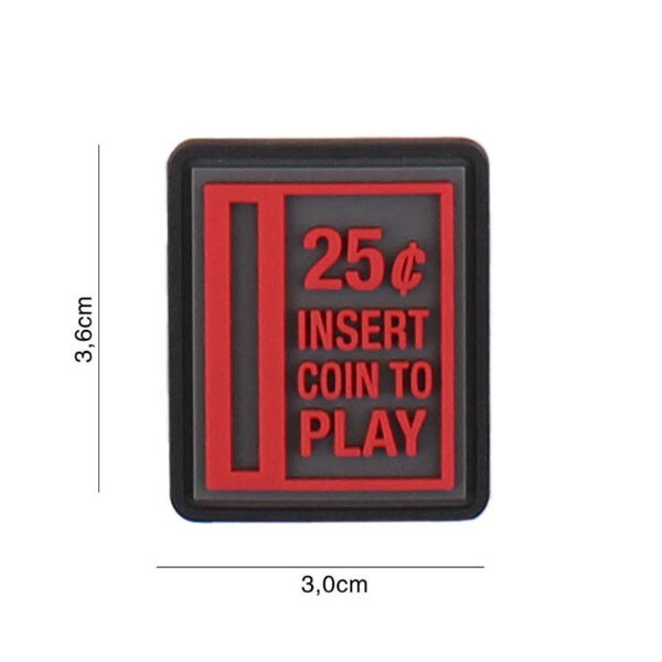 444130 7147 99 01 <p>Het Embleem 3D PVC Insert coin to play in het opvallende rood (#5099) is een must-have voor elke outdoorliefhebber. Dit hoogwaardige embleem is uitgerust met klittenband aan de achterzijde, waardoor het eenvoudig te bevestigen is op kleding of uitrusting. Met zijn unieke ontwerp en stevige constructie is dit embleem niet alleen functioneel, maar ook een stijlvol accessoire dat je gear een persoonlijke touch geeft. Perfect voor gebruik tijdens avontuurlijke activiteiten of gewoon om je outfit compleet te maken.</p>