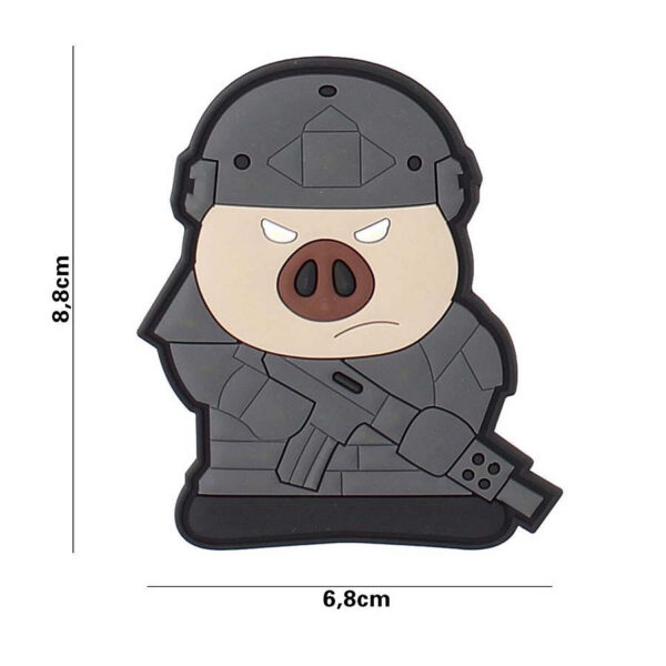 444130 7151 99 01 <p>Voeg een stoere touch toe aan je outfit met het Embleem 3D PVC Tactical varken #5108. Dit hoogwaardige embleem is vervaardigd uit duurzaam PVC en beschikt over een klittenband aan de achterzijde, waardoor het eenvoudig te bevestigen is op kleding, tassen of andere uitrusting. Met zijn unieke ontwerp is dit embleem perfect voor militaire en outdoor liefhebbers die hun stijl willen personaliseren. Een must-have voor elke tactische uitrusting!</p>