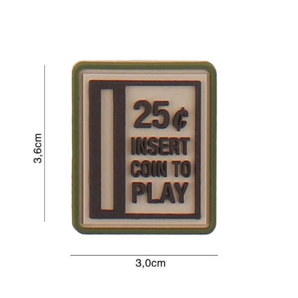 444130 7152 99 01 <p>Het Embleem 3D PVC Insert coin to play in beige (#5098) is een hoogwaardige en duurzame toevoeging aan uw militaire en outdoor uitrusting. Dit embleem is voorzien van klittenband aan de achterzijde, waardoor het eenvoudig te bevestigen is op kleding of uitrusting. Met zijn unieke ontwerp en praktische functionaliteit is dit embleem perfect voor zowel recreatieve als professionele doeleinden. Voeg een persoonlijk tintje toe aan uw gear met dit stijlvolle PVC embleem.</p>