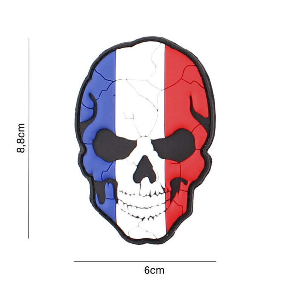 444130 7183 99 01 <p>Voeg een stoere uitstraling toe aan je uitrusting met het 3D PVC embleem van een skull, geïnspireerd op Frankrijk. Dit hoogwaardige embleem is voorzien van klittenband aan de achterzijde, waardoor het eenvoudig op kleding en gear te bevestigen is. Met zijn unieke cracked design is dit embleem perfect voor zowel militaire als outdoor liefhebbers die op zoek zijn naar een opvallend accessoire.</p>