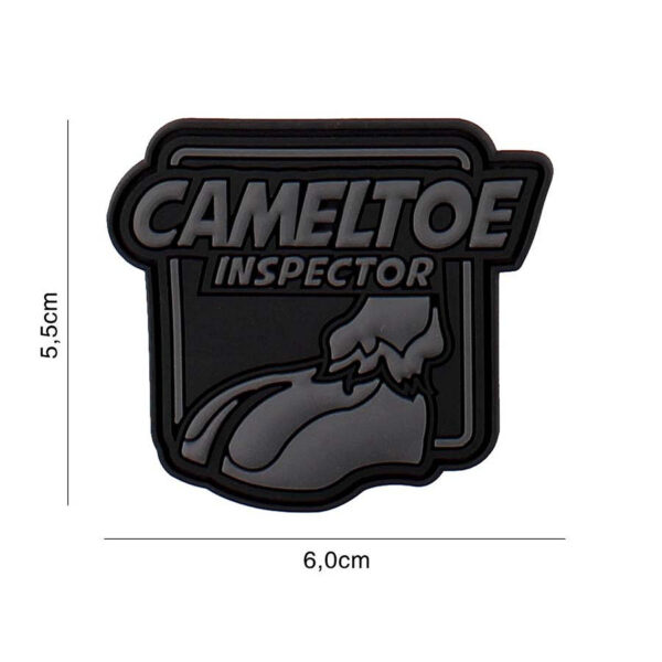 444130 7190 99 01 <p>Ontdek het unieke 3D PVC embleem 'Cameltoe Inspector' in zwart/grijs (#5104). Dit opvallende embleem is voorzien van stevige klittenband aan de achterzijde, waardoor het eenvoudig op verschillende uitrustingen en kledingstukken te bevestigen is. Perfect voor militaire en outdoor liefhebbers die hun stijl willen personaliseren met een vleugje humor. Dit embleem is een must-have voor elke verzameling en voegt karakter toe aan je gear.</p>
