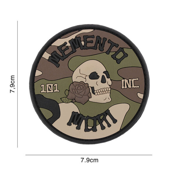 444130 7192 99 01 <p>Ontdek het stijlvolle Embleem 3D PVC Memento Mori van 101 INC, een rond embleem met een uniek ontwerp dat perfect past bij uw militaire en outdoor uitrusting. Dit hoogwaardige PVC-embleem is voorzien van een klittenband aan de achterzijde, waardoor het eenvoudig te bevestigen is op uw gear. Met zijn woodland camouflage ontwerp voegt het niet alleen een persoonlijk tintje toe, maar is het ook functioneel en duurzaam. Voeg dit embleem toe aan uw collectie en laat uw stijl spreken.</p>