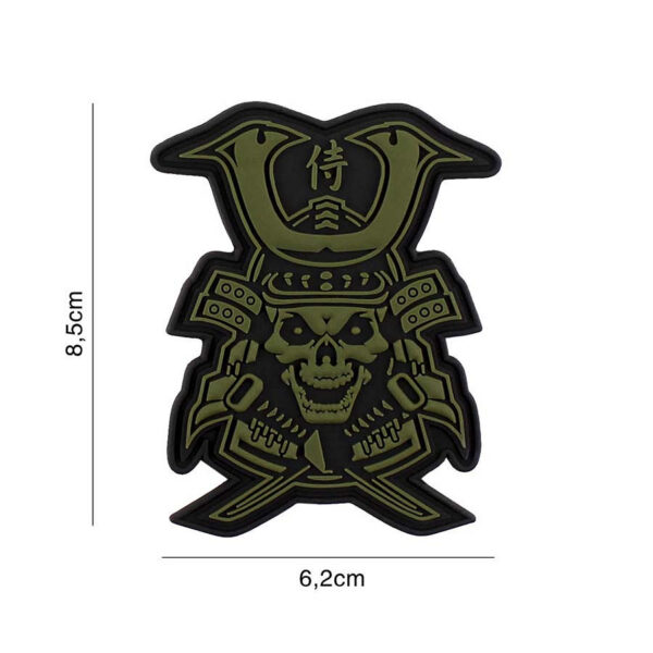 444130 7195 99 01 <p>Voeg een stoere uitstraling toe aan je uitrusting met het 3D PVC Embleem Samurai Skull in groen (#5093). Dit hoogwaardige embleem is vervaardigd uit duurzaam PVC en beschikt over een praktische klittenbandsluiting aan de achterzijde, waardoor het eenvoudig op verschillende stoffen of uitrusting kan worden bevestigd. Perfect voor militaire en outdoor liefhebbers die hun stijl willen personaliseren.</p>