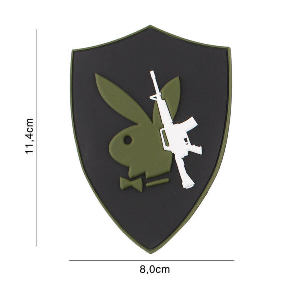 444130 7207 99 01 <p>Voeg een stoer accent toe aan je outfit met het 3D PVC Playboy gun embleem #5116. Dit hoogwaardige embleem is vervaardigd van duurzaam PVC en beschikt over een praktische klittenbandsluiting aan de achterzijde, zodat je het eenvoudig kunt bevestigen op kleding, tassen of uitrusting. Met zijn unieke ontwerp en gedetailleerde afwerking is dit embleem een must-have voor iedere liefhebber van militaire en outdoor gear.</p>