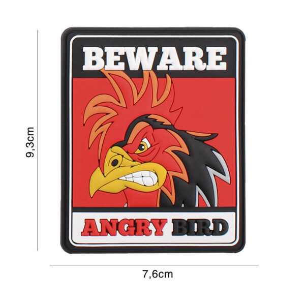 444130 7212 99 01 <p>Voeg een speelse touch toe aan je uitrusting met het 3D PVC embleem 'beware angry bird' #5121. Dit unieke embleem heeft een stevige klittenband aan de achterzijde, waardoor je het eenvoudig kunt bevestigen aan je tas, kleding of uitrusting. Perfect voor outdoor avonturen of als onderscheidend kenmerk voor jouw stijl. Een must-have voor liefhebbers van militaire en outdoor gear!</p>