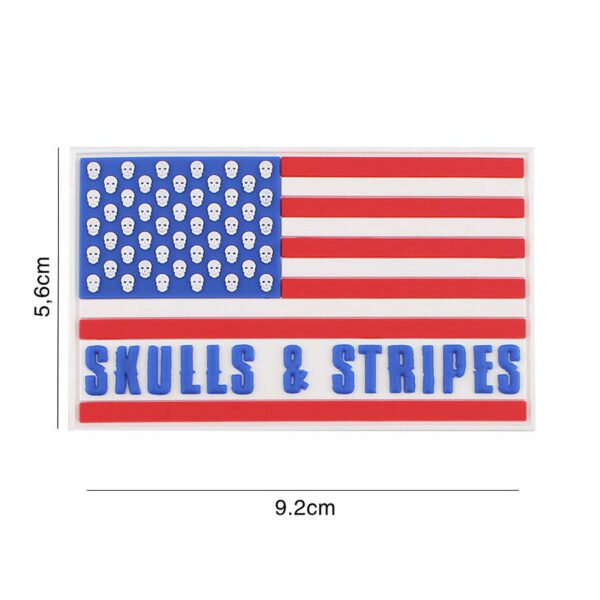 444130 7223 99 01 <p>Voeg een stoere uitstraling toe aan je uitrusting met het 3D PVC Embleem Skulls & Stripes, model 50 skulls #5132. Dit hoogwaardige embleem is voorzien van een stevige klittenband aan de achterzijde, waardoor je het eenvoudig kunt bevestigen op kleding, tassen of andere gear. Met zijn gedetailleerde ontwerp en robuuste afwerking is dit embleem perfect voor zowel militaire als outdoor avonturen.</p>