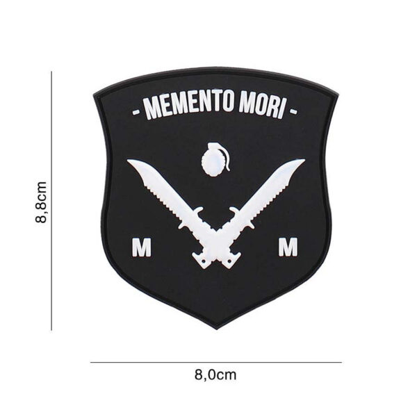 444130 7231 99 01 <p>Voeg een stoere touch toe aan je uitrusting met het Embleem 3D PVC Memento Mori shield dolk in zwart/wit (#6110). Dit hoogwaardige embleem is voorzien van een stevige klittenband aan de achterzijde, waardoor je het eenvoudig kunt bevestigen aan kleding, tassen of andere gear. Met zijn unieke ontwerp is dit embleem niet alleen een opvallende accessoire, maar ook een krachtige herinnering aan de vergankelijkheid van het leven. Perfect voor de militaire en outdoor liefhebber die stijl en betekenis waardeert.</p>