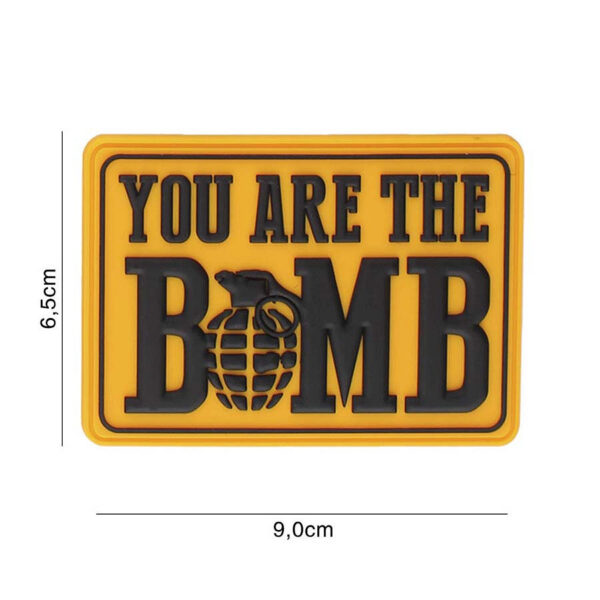 444130 7234 99 01 <p>Voeg een stoere touch toe aan je uitrusting met het 3D PVC Embleem 'You are the bomb' #6113. Dit opvallende embleem is voorzien van klittenband aan de achterzijde, waardoor het eenvoudig te bevestigen is op jassen, rugzakken of andere uitrusting. Perfect voor militaire en outdoor liefhebbers die hun stijl willen personaliseren. Een must-have accessoire dat niet mag ontbreken in jouw collectie.</p>