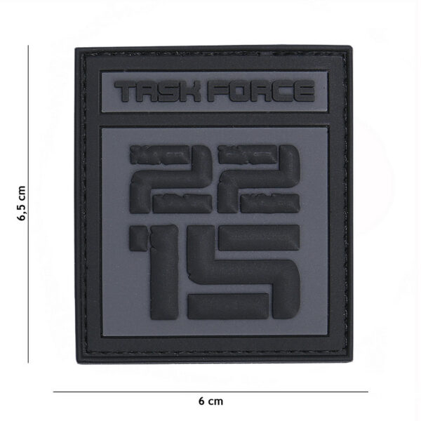 444130 7288 99 01 <p>Dit hoogwaardige 3D PVC embleem van Task Force 2215 style 2 (#11152) is een must-have voor elke outdoor- en militair liefhebber. Met een praktische klittenbandsluiting aan de achterzijde is het embleem eenvoudig te bevestigen aan jassen, rugzakken en andere uitrusting. Het robuuste ontwerp zorgt voor een lange levensduur, terwijl het unieke design een stijlvolle toevoeging biedt aan uw gear. Perfect voor het personaliseren van uw uitrusting en het tonen van uw teamgeest.</p>