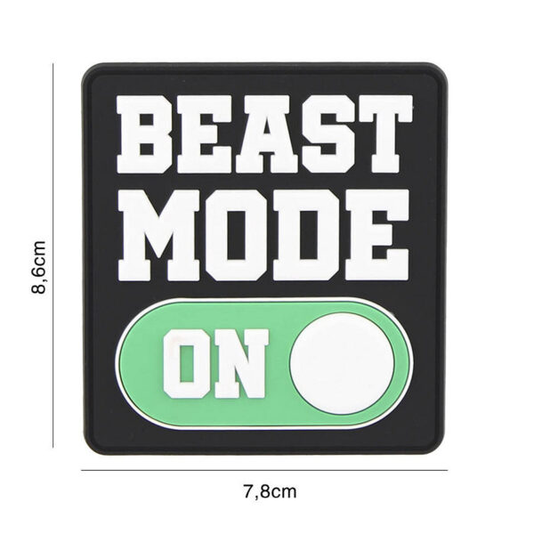 444130 7300 99 01 <p>Ontdek het 3D PVC embleem 'Beast mode on' (#9104), perfect voor het personaliseren van je outdoor gear of militaire uitrusting. Dit hoogwaardige embleem is voorzien van een klittenband aan de achterzijde, waardoor het eenvoudig op te bevestigen is aan verschillende stoffen en materialen. Met zijn stoere uitstraling is dit embleem een must-have voor avonturiers die hun passie voor de outdoors willen uitdragen.</p>