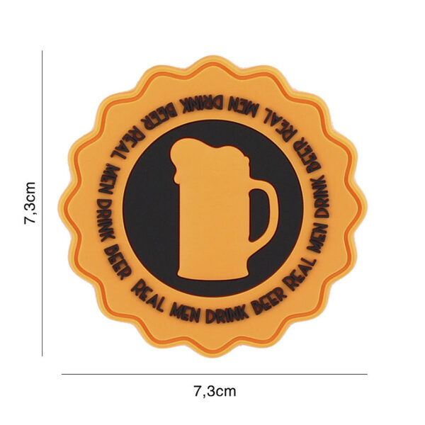 444130 7311 99 01 <p>Het 3D PVC embleem "Drink Beer" in opvallend oranje is een geweldige aanvulling voor elke outdoor- of militaire outfit. Dit embleem is voorzien van een stevige klittenband aan de achterzijde, waardoor het eenvoudig op te bevestigen is op kleding of uitrusting. Met zijn unieke ontwerp en felle kleur is het niet alleen praktisch, maar ook een leuke manier om je persoonlijke stijl te uiten. Perfect voor degenen die houden van avontuur en gezelligheid!</p>