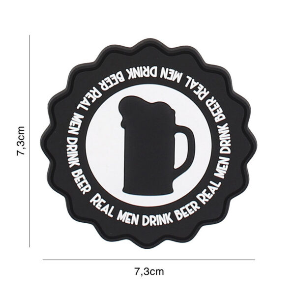 444130 7312 99 01 <p>Dit stijlvolle 3D PVC embleem met de tekst 'Drink Beer' in zwart is een must-have voor elke outdoor- en militaire uitrusting. Het embleem is voorzien van een stevige klittenbandsluiting aan de achterzijde, waardoor het eenvoudig aan kleding, tassen of andere uitrusting kan worden bevestigd. Voeg een vleugje persoonlijkheid toe aan jouw gear met dit unieke embleem.</p>