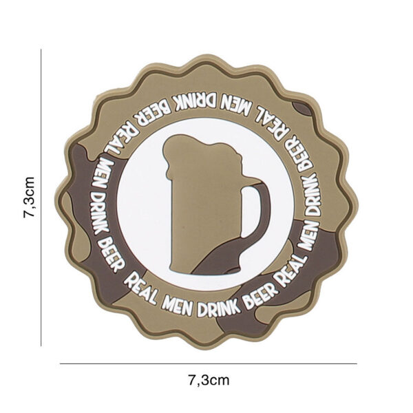 444130 7314 99 01 <p>Breng je uitrusting tot leven met het Embleem 3D PVC Drink Beer Desert #9118. Dit opvallende embleem is vervaardigd van duurzaam PVC en beschikt over een handige klittenband aan de achterzijde, waardoor je het eenvoudig aan je kleding of uitrusting kunt bevestigen. Perfect voor de outdoor-enthousiasteling of militaire liefhebber die zijn stijl wil personaliseren. Dit embleem is een must-have accessoire voor elke avontuurlijke geest!</p>