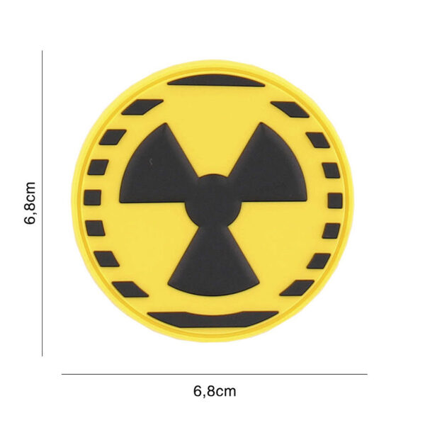 444130 7333 99 01 <p>Voeg een statement toe aan je uitrusting met het Embleem 3D PVC Nuclear geel #2114. Dit opvallende embleem is vervaardigd uit duurzaam PVC en voorzien van klittenband aan de achterzijde, waardoor het gemakkelijk te bevestigen is op kleding of uitrusting. Met zijn levendige gele kleur en unieke ontwerp is dit embleem perfect voor zowel militaire als outdoor activiteiten. Maak je gear compleet en laat zien waar je voor staat met dit stijlvolle embleem.</p>