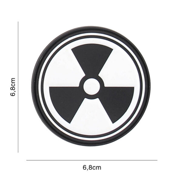 444130 7335 99 01 <p>Het 3D PVC Embleem Nuclear wit #2116 is een opvallend en duurzaam accessoire voor elke outdoorkleding of militair uniform. Dit embleem is vervaardigd uit hoogwaardig PVC en is voorzien van een praktische klittenband aan de achterzijde, waardoor het eenvoudig te bevestigen is. Voeg een unieke touch toe aan je uitrusting met dit stijlvolle embleem, dat perfect is voor zowel verzamelaars als actieve gebruikers.</p>