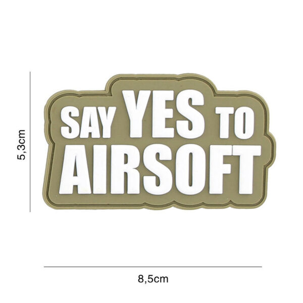 444130 7337 99 01 <p>Dit stijlvolle 3D PVC embleem met de tekst 'Say yes to Airsoft' in coyote kleur is de perfecte aanvulling voor elke airsoft liefhebber. Met een stevige klittenband achterzijde bevestig je het embleem eenvoudig aan je gear of kleding. Ideaal voor het personaliseren van je uitrusting en het tonen van je passie voor het spel. Voeg dit unieke embleem toe aan je collectie en laat zien dat je trots bent op airsoft!</p>