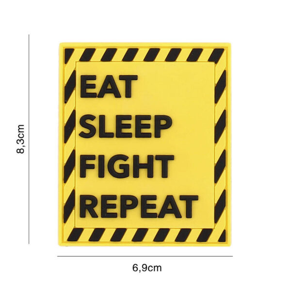 444130 7344 99 01 <p>Voeg een stoere touch toe aan je uitrusting met het Embleem 3D PVC 'Eat sleep fight repeat' in opvallend geel. Dit duurzame embleem is vervaardigd van hoogwaardig PVC en is eenvoudig te bevestigen dankzij de klittenband aan de achterzijde. Perfect voor militaire en outdoor liefhebbers die hun persoonlijkheid willen uitdragen. Een must-have accessoire voor op je tas, kleding of gear!</p>
