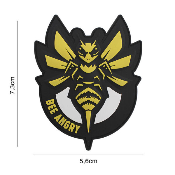 444130 7346 99 01 <p>Voeg een explosieve touch toe aan je uitrusting met het Embleem 3D PVC Bee Angry in opvallend geel (#8115). Dit hoogwaardige PVC-embleem is voorzien van klittenband aan de achterzijde, waardoor het eenvoudig op verschillende materialen te bevestigen is. Perfect voor op je tas, kleding of andere accessoires, dit embleem is niet alleen een leuke aanvulling, maar ook een statement piece voor de echte outdoor en militaire liefhebber.</p>