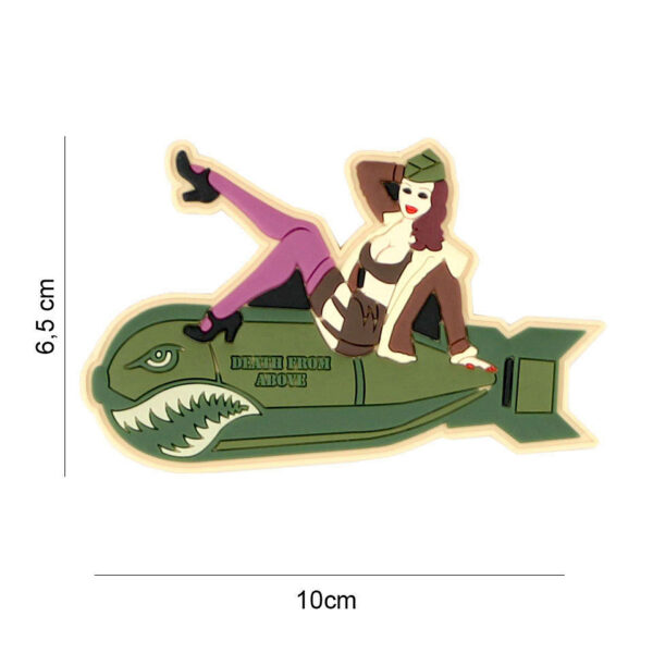 444130 7389 99 01 <p>Voeg een vleugje karakter toe aan je uitrusting met het Embleem 3D PVC Pinup girl Bomb #8077. Dit hoogwaardige embleem is vervaardigd uit duurzaam PVC en beschikt over een handige klittenband achterzijde voor eenvoudige bevestiging. Perfect voor het personaliseren van jassen, tassen of andere gear, dit embleem is een must-have voor liefhebbers van militaire en outdoor stijlen.</p>