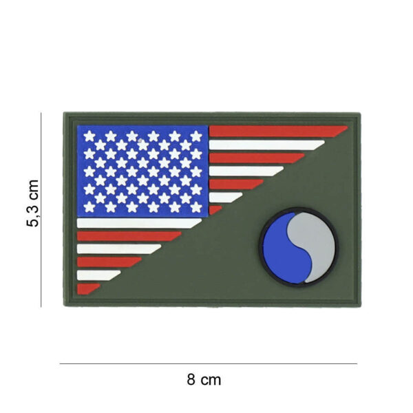 444130 7393 99 01 <p>Dit 3D PVC embleem van de 29th Infantry met halve vlag is perfect voor elke militaire of outdoor liefhebber. Met een praktische klittenband achterzijde is het eenvoudig te bevestigen op kleding of uitrusting. Voeg dit unieke embleem toe aan je collectie en geef een persoonlijke touch aan je gear. Een must-have voor iedereen die de trots en geschiedenis van de 29th Infantry wil uitdragen.</p>