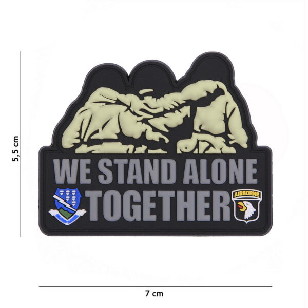 444130 7401 99 01 <p>Het 3D PVC embleem 'We stand alone together' (#7094) is een stijlvolle toevoeging aan uw militaire of outdoor uitrusting. Dit hoogwaardige embleem is voorzien van een klittenband aan de achterzijde, waardoor het eenvoudig te bevestigen is op jassen, rugzakken of andere uitrusting. Met dit embleem kunt u uw persoonlijke stijl en toewijding aan teamwork uitdragen. Perfect voor verzamelaars en outdoor liefhebbers die graag hun gear willen personaliseren.</p>