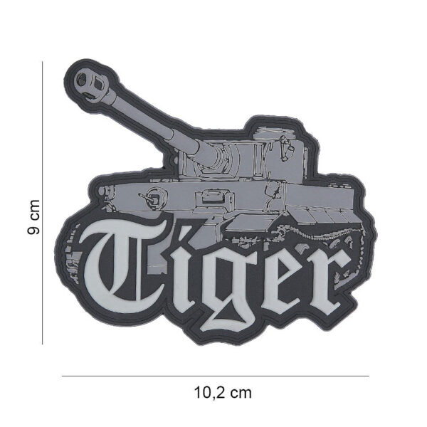 444130 7442 99 01 <p>Het Embleem 3D PVC Tiger #19071 is een stoer en veelzijdig accessoire voor elke outdoor- en militaire uitrusting. Dit hoogwaardige PVC-embleem is voorzien van klittenband aan de achterzijde, waardoor je het eenvoudig kunt bevestigen op kleding, tassen of andere uitrusting. Met zijn gedetailleerde ontwerp voegt het een persoonlijke touch toe aan je gear. Perfect voor iedereen die zijn stijl wil uitdrukken tijdens avontuurlijke activiteiten.</p>