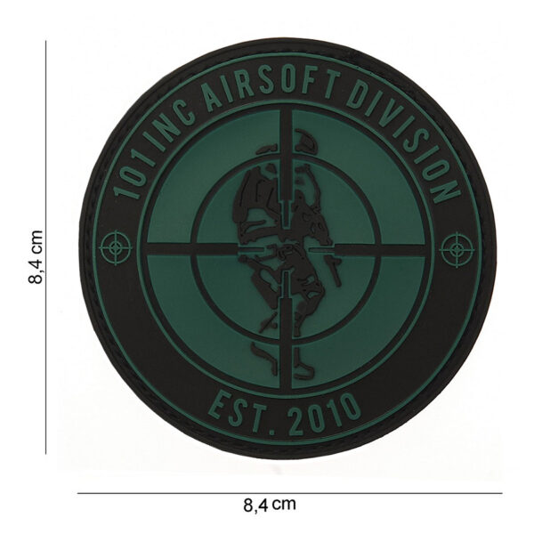 444140 3555 13 01 <p>Het Embleem 3D PVC 101 INC Est. 2010 #12035 is een stevig en stijlvol embleem van hoogwaardig PVC, voorzien van klittenband aan de achterzijde voor eenvoudige bevestiging op kleding of uitrusting. Dit zwarte embleem is perfect voor liefhebbers van militaire en outdoor activiteiten en voegt een unieke touch toe aan jouw gear. Met zijn duurzame ontwerp is het embleem niet alleen aantrekkelijk, maar ook functioneel, waardoor je met trots kunt laten zien waar je voor staat.</p>