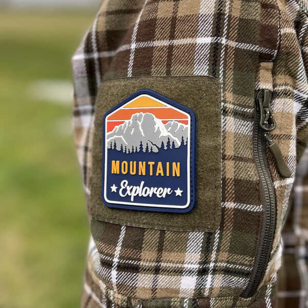 444170 7377 99 mountain pvc <p>Ontdek het Embleem 3D PVC Mountain Explorer #23006, een perfecte aanvulling voor elke avontuurlijke buitenliefhebber. Dit unieke outdoor embleem, vervaardigd uit duurzaam PVC en uitgerust met klittenband aan de achterzijde, is ontworpen voor degenen die houden van bushcraft, hiken en reizen. Geef je uitrusting een persoonlijke touch en laat je avonturen stralen met dit stijlvolle embleem dat je een morele boost geeft tijdens je verkenningstochten in de natuur.</p>