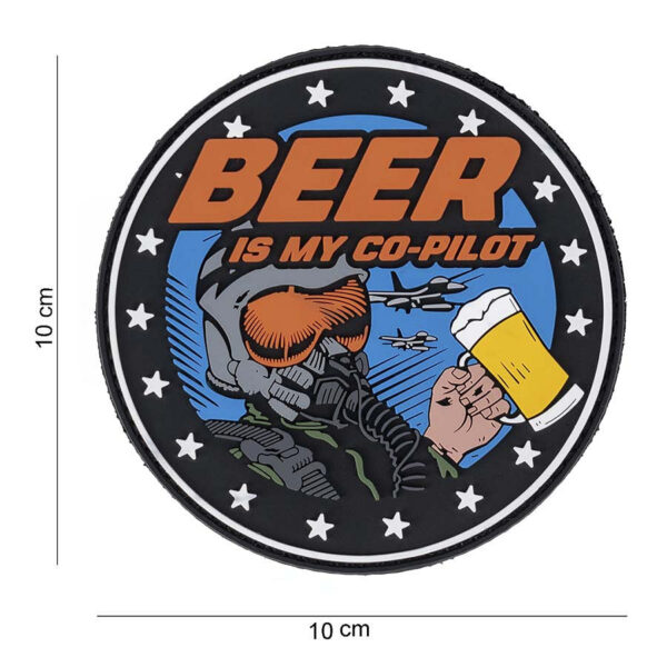 444190 7467 99 01 <p>Het Embleem 3D PVC 'Beer is my Co-pilot' #9064 is een uniek en opvallend accessoire voor elke liefhebber van outdooractiviteiten en militaire stijl. Dit duurzame embleem is vervaardigd van hoogwaardig PVC en voorzien van klittenband aan de achterzijde, waardoor het eenvoudig op verschillende stoffen kan worden bevestigd. Voeg een speelse en persoonlijke touch toe aan je uitrusting met dit embleem dat perfect is voor op jassen, rugzakken of andere gear.</p>