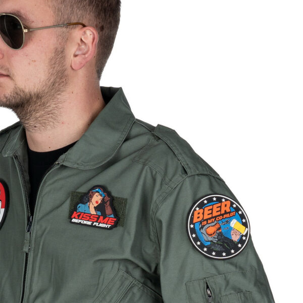 444190 7467 99 02 <p>Het Embleem 3D PVC 'Beer is my Co-pilot' #9064 is een uniek en opvallend accessoire voor elke liefhebber van outdooractiviteiten en militaire stijl. Dit duurzame embleem is vervaardigd van hoogwaardig PVC en voorzien van klittenband aan de achterzijde, waardoor het eenvoudig op verschillende stoffen kan worden bevestigd. Voeg een speelse en persoonlijke touch toe aan je uitrusting met dit embleem dat perfect is voor op jassen, rugzakken of andere gear.</p>