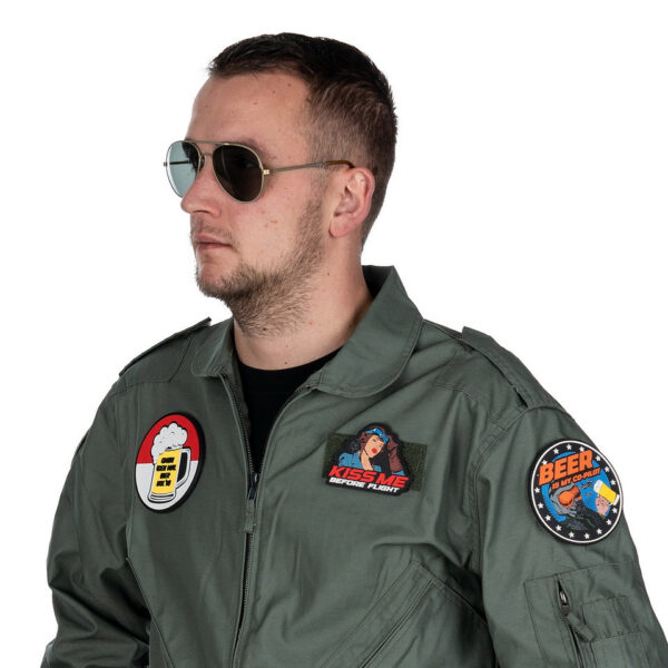 444190 7467 99 03 <p>Het Embleem 3D PVC 'Beer is my Co-pilot' #9064 is een uniek en opvallend accessoire voor elke liefhebber van outdooractiviteiten en militaire stijl. Dit duurzame embleem is vervaardigd van hoogwaardig PVC en voorzien van klittenband aan de achterzijde, waardoor het eenvoudig op verschillende stoffen kan worden bevestigd. Voeg een speelse en persoonlijke touch toe aan je uitrusting met dit embleem dat perfect is voor op jassen, rugzakken of andere gear.</p>