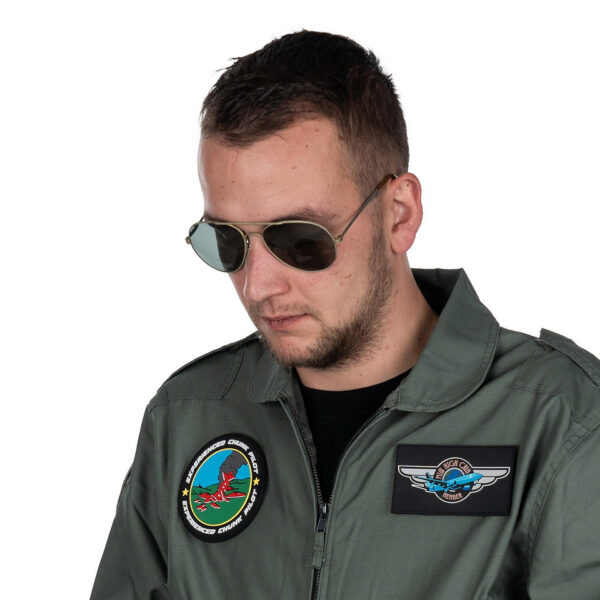 444190 7477 99 02 <p>Het Embleem 3D PVC Chunk pilot #9008 is een stijlvol en duurzaam embleem dat perfect is voor jouw militaire of outdoor uitrusting. Dit embleem is vervaardigd van hoogwaardig PVC en beschikt over een praktische klittenbandsluiting aan de achterzijde, waardoor het eenvoudig te bevestigen is aan kleding of uitrusting. Voeg een unieke touch toe aan je outfit en laat zien waar je voor staat met dit opvallende embleem.</p>