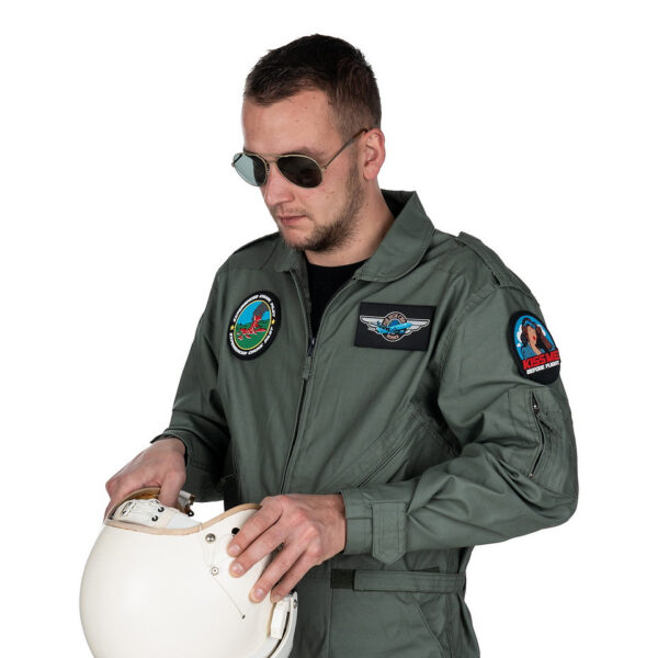444190 7477 99 03 <p>Het Embleem 3D PVC Chunk pilot #9008 is een stijlvol en duurzaam embleem dat perfect is voor jouw militaire of outdoor uitrusting. Dit embleem is vervaardigd van hoogwaardig PVC en beschikt over een praktische klittenbandsluiting aan de achterzijde, waardoor het eenvoudig te bevestigen is aan kleding of uitrusting. Voeg een unieke touch toe aan je outfit en laat zien waar je voor staat met dit opvallende embleem.</p>