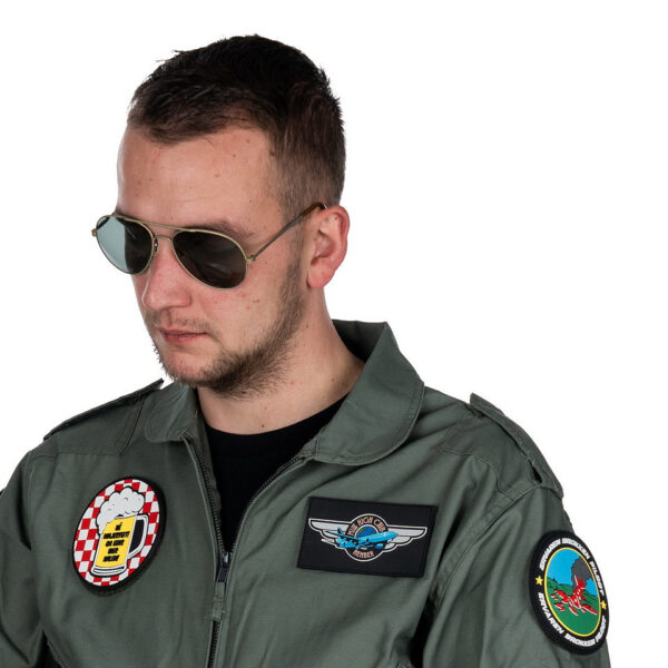 444190 7478 99 02 <p>Ontdek ons unieke Embleem 3D PVC Brokken piloot #10019, ideaal voor het personaliseren van je militaire of outdoor uitrusting. Dit hoogwaardige embleem is vervaardigd van duurzaam PVC en voorzien van een praktische klittenband aan de achterzijde, zodat je het eenvoudig kunt bevestigen op kleding, tassen of andere uitrusting. Voeg een stoere uitstraling toe aan je outfit met dit stijlvolle en functionele embleem.</p>
