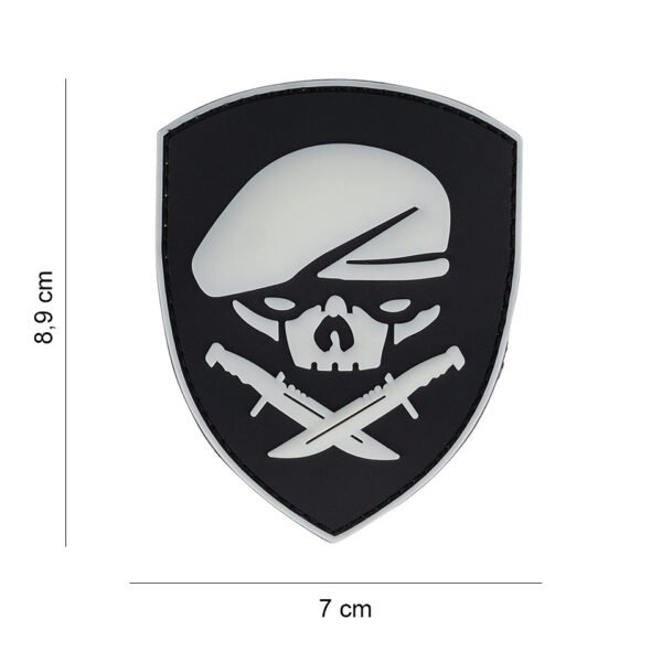 444190 7571 99 01 <p>Voeg een stoere uitstraling toe aan je outfit met het 3D PVC embleem van de US Special Forces. Dit unieke embleem met een indrukwekkende skull ranger glow is perfect voor op kleding, tassen of accessoires. Gemaakt van duurzaam PVC, is het embleem zowel stijlvol als praktisch. Met SKU 444190-7571 ben je verzekerd van kwaliteit en originaliteit. Een must-have voor elke liefhebber van militaire en outdoor uitrusting!</p>
